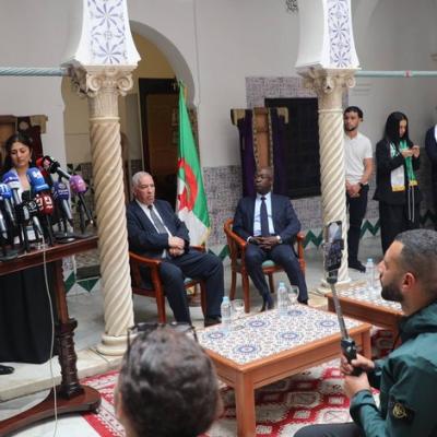 وزيرا الشباب والمجاهدين يشرفان على استقبال شباب الجالية الوطنية المشاركين  في "قافلة الذاكرة الوطنية"