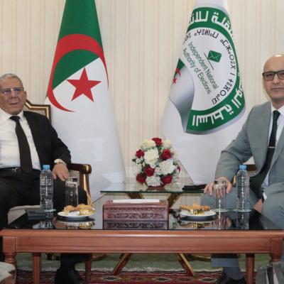 خلفان يشرف على تنصيب رئيس وأعضاء لجنة مراقبة تمويل  الحملة الانتخابية  