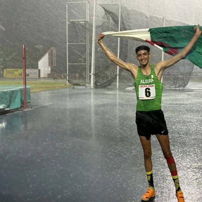Younes Ayachi célèbre sa médaille d'or