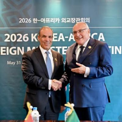 السيد عطاف يجري بسيول محادثات مع نظيره المصري