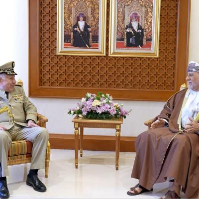 الفريق أول السعيد شنقريحة يستقبل بمسقط من قبل نائب رئيس الوزراء لشؤون  الدفاع في سلطة عمان 
