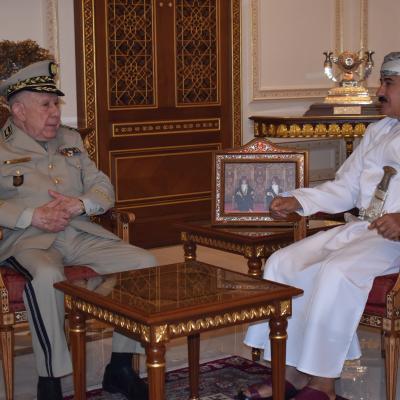 الفريق أول السعيد شنقريحة يستقبل بمسقط من قبل وزير المكتب السلطاني في سلطنة عمان