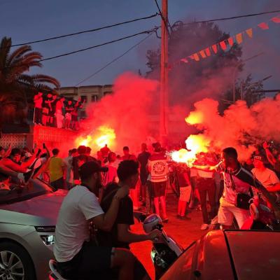 Joie des supporters algériens après la qualification des Verts pour les 16es