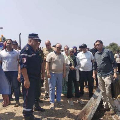 بومرداس : الوزير الأول يصل إلى مكان وقوع حادث انحراف وانقلاب حافلة نقل  مسافرين ببرحمون الكرمة  