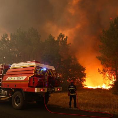 Les gigantesques incendies en France et en Espagne hors de contrôle, plus de 300.000 réfugiés du feu