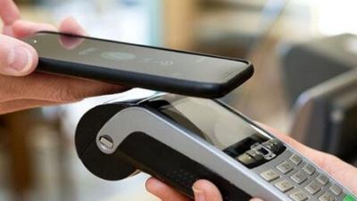 الدفع عبر الهاتف النقال
