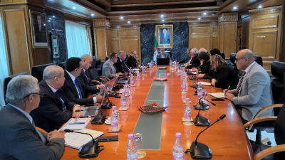 عجال يترأس اجتماعا لدراسة مدى تقدم أشغال مشاريع إنتاج الكهرباء والتحضير لصائفة 2026