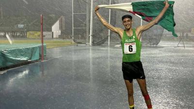 Younes Ayachi célèbre sa médaille d'or