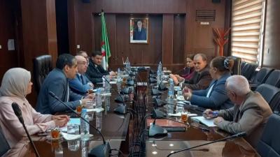 وزارتا التجارة الخارجية والصناعة الصيدلانية تبحثان تعزيز التنسيق لتطوير الإنتاج الوطني