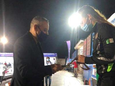 Le président de la FAN, Hakim Bougadou, avec la nageuse Amel Melih