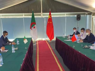 لعمامرة يعقد جلسة عمل بداكار مع وزير خارجية الصين  