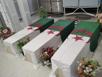 Cercueils des trois Algériens tombés en Martyrs suite à l'attaque marocaine