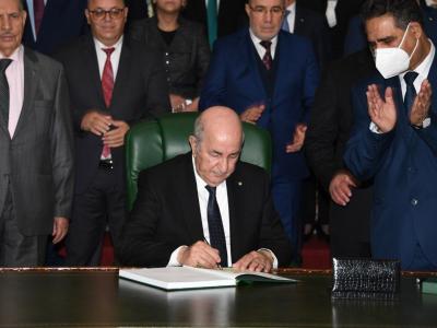 Abdelmadjid Tebboune signe la loi de finances 2022