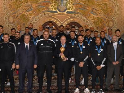 Le Président Tebboune avec l'équipe nationale de football A'