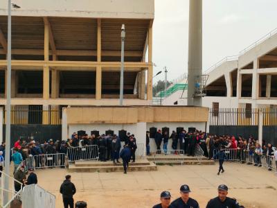 المناصرون أثناء اقتناء التذاكر بملعب مصطفى تشاكر بالبليدة