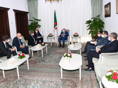 الرئيس تبون يستقبل الرئيسة المدير العامة لشركة أوكسيدانتال بتروليوم الأمريكية الرئيس تبون يستقبل الرئيسة المدير العامة لشركة أوكسيدانتال بتروليوم الأمريكية