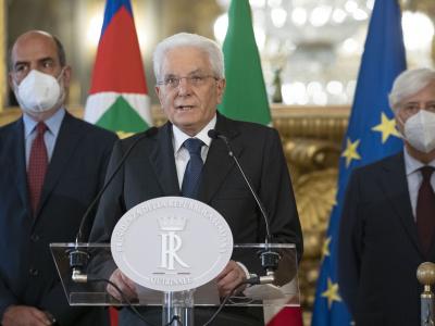 الرئيس الإيطالي يحل البرلمان بعد تقديم رئيس الحكومة استقالته