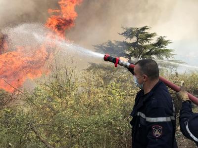 Soldats du feu luttant contre les flammes