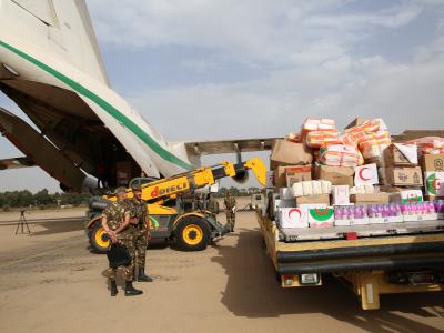 مساعدات الهلال الأحمر لسكان برج باجي المختار المتضررين من الفياضانات