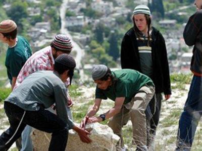 فلسطين: عشرات المستوطنين يهجمون على مدرسة ثانوية للبنات جنوب نابلس