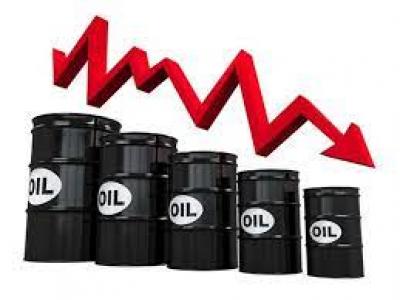 أسعار النفط تنخفض عن أعلى مستوياتها في شهر بفعل ارتفاع الدولار