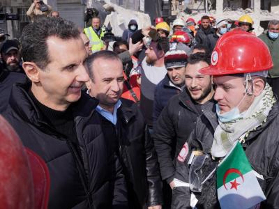 بشار الأسد خلال زيارته  إلى بستان القصر التي يشرف على عملية الانقاذ فيها فريق الحماية المدنية الجزائرية