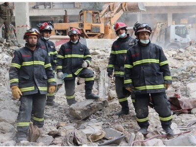 عناصر حماية مدنية خلال عملية إنقاذ بعد زلزال سوريا