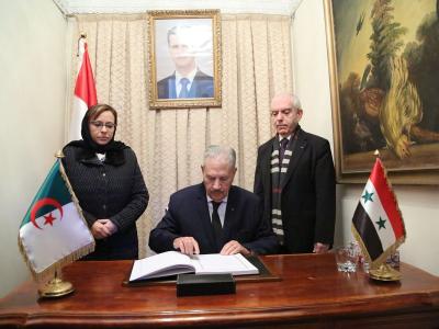 قوجيل يوقّع على سجل التعازي