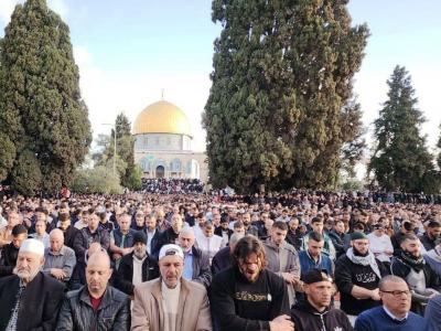 120 ألف فلسطيني يؤدون صلاة عيد الفطر في رحاب المسجد الأقصى المبارك