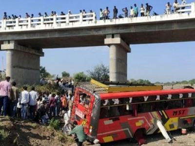 الهند: ارتفاع عدد قتلى سقوط حافلة من على جسر إلى 24 شخصاً