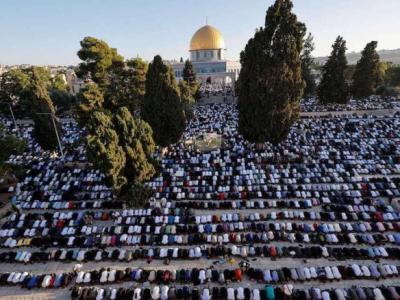100 ألف مصل يؤدون صلاة عيد الأضحى بالمسجد الأقصى