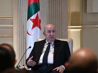 رئيس الجمهورية مستقبلا الجالية