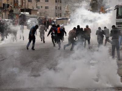 اصابة فلسطينيين بالاختناق خلال مواجهات مع قوات الاحتلال