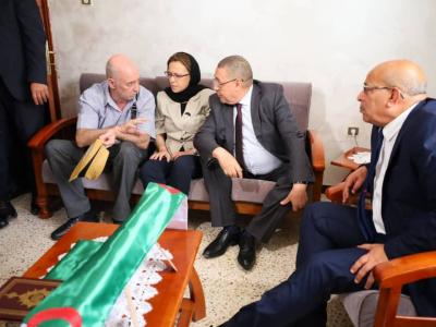 Merad présente à Tizi-Ouzou les condoléances du président de la République à une famille des victimes