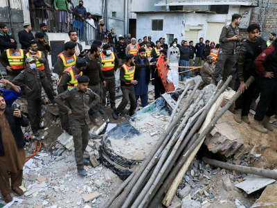  مقتل 52 شخصا في تفجير انتحاري بباكستان 