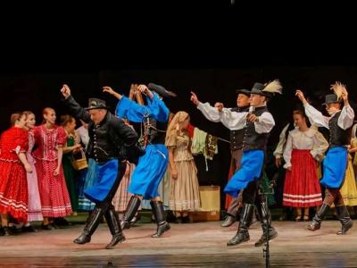 troupe_hongroise_de_danse_korosmenti.jpg