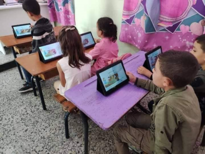 Plus de 2.400 tablettes électroniques ont été distribuées dans des écoles à Oran