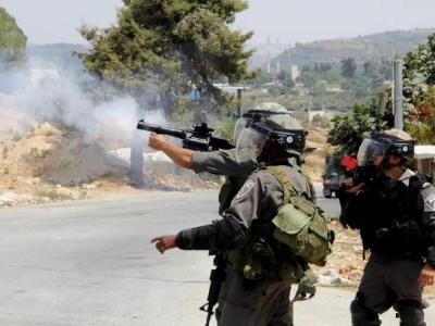 إصابة فلسطيني بالرصاص والعشرات بالاختناق خلال مواجهات مع قوات الاحتلال 