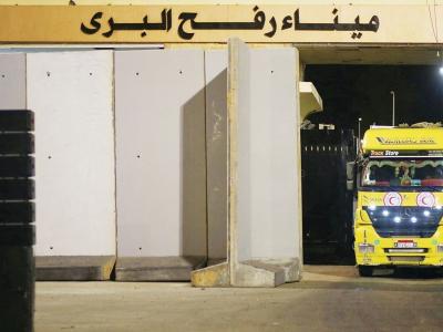 دخول اول شاحنة وقود عبر معبر رفخ الى قطاع غزة