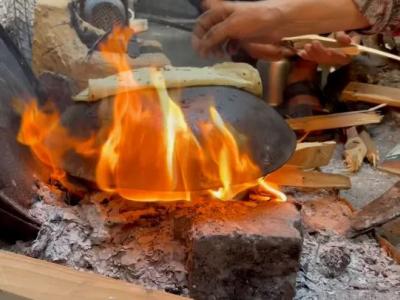 أهل غزة يحرقون ملابسهم لطهي الطعام