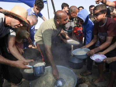 الجوع يفتك بأهل غزة المحاصرين تحت القصف الصهيوني