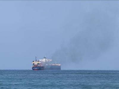 الحوثيون يستهدفون سفينة