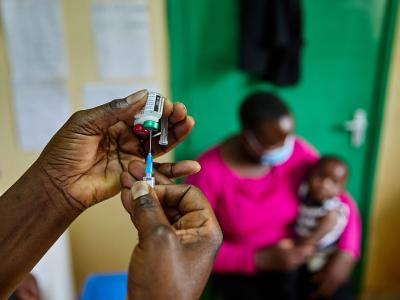 منظمة الصحة العالمية تعتمد لقاحا جديدا ضد الملاريا للاستخدام لدى الأطفال