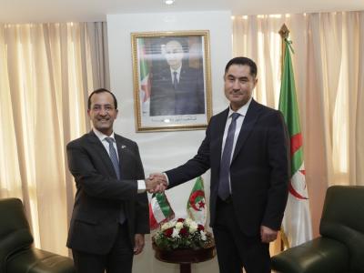 Le ministre de la Communication, Mohamed Laagab, reçoit l'ambassadeur du Koweït à Alger