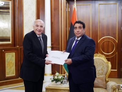 عطاف يسلم رسالة خطية من رئيس الجمهورية إلى رئيس المجلس الرئاسي الليبي