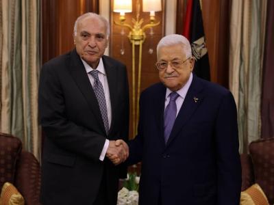 Ahmed Attaf reçu à Riyadh par le président de l'autorité palestinienne Mahmoud Abbas