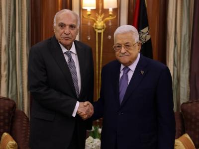 Ahmed Attaf reçu à Riyadh  par le président de l'autorité palestinienne Mahmoud Abbas