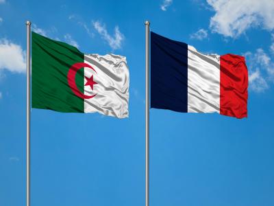 Drapeaux de l'Algérie et de la France