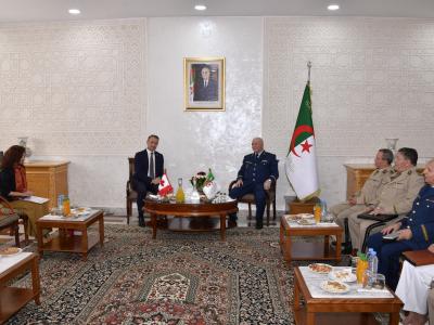 الأمين العام لوزارة الدفاع الوطني يستقبل سفير كندا بالجزائر 
