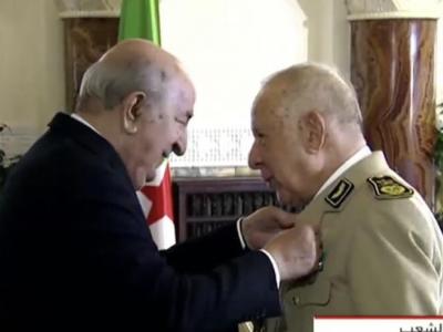 رئيس الجمهورية يسدي وسام الشجاعة للجيش الوطني الشعبي للفريق أول السعيد شنقريحة رئيس الجمهورية يسدي وسام الشجاعة للجيش الوطني الشعبي للفريق أول السعيد شنقريحة